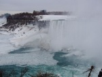 Řeka Niagara se řítí z vodopádů