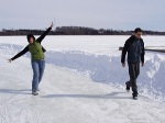 Procházka po zamrzlém Lake Scugog poblíž Oshawy. Já vesele, školitel ne tak vesele.