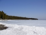 Den byl krásný (polovina března) a spolu se Simone jsme se vypravily do Bruce Peninsula, kde jsem zavítala už na podzim, ale zdaleka nebylo tak krásně a zdaleka nebo tolik sněhu. Jezero Huron bylo zamrzlé jenom u břehu, když se člověk zaposlouchal, tak se ozývalo praskání ledu... 