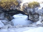 Grotto. Jeskyně s několika úžasnými přístupy - podvodní, lezeckým a plaveckým. 