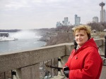 Niagaru jsme naplánovaly s ohledem na počasí geniálně a vychytrale jsme se k vodopádům vypravily proti proudu řeky Niagary od Whirlpool. Mamka pózuje se Slunečním městem (casina a hotely) za zády.