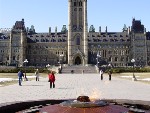 Hned jak jsme přijeli do Ottawy, šli jsme se podívat na centrum kanadské moci. Parlament je ale hrooozně velký, tak se mi nevešel na fotku, ale určitě si ho domyslíte. Nahoru patří věžička a po stranách jsou ještě další budovy. A nějaké ty okrasné křaky a sem tam socha, v popředí je fontána šlehající plameny a vodou a má na sobě plakety s jednotlivýma provinciema. Kdo je dokáže vyjmenovat?
