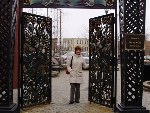 Startford je malé městěčko, které v létě žije proslavenými Shakespearovskými festivaly. V tuto roční dobu nežije moc ničím, jezero je vypuštěné, labutě zazimované... Ale aspoň jsme našly Bránu mládí.