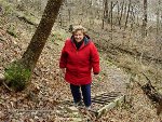 A prošly se okolo, že ano. Bruce Trail nás navedla na takové krásné schody, mamka je sice chvílema užívala jako žebřík, ale šlo jí to. A tenhle úsměv je vskutku úžasný.