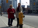 Ha, Toronto, to bylo zase jedno z těch míst, kde se mi nechtělo fotit. Za zády se tyčí CN Tower, kterou se mi podařilo označit jako přeplněnou a nezajímavou ke shlédnutí. Ale podívaly jsme se do China Town, prošly si přístav a jenom tak se pocouraly, než musela Dobra odletět.